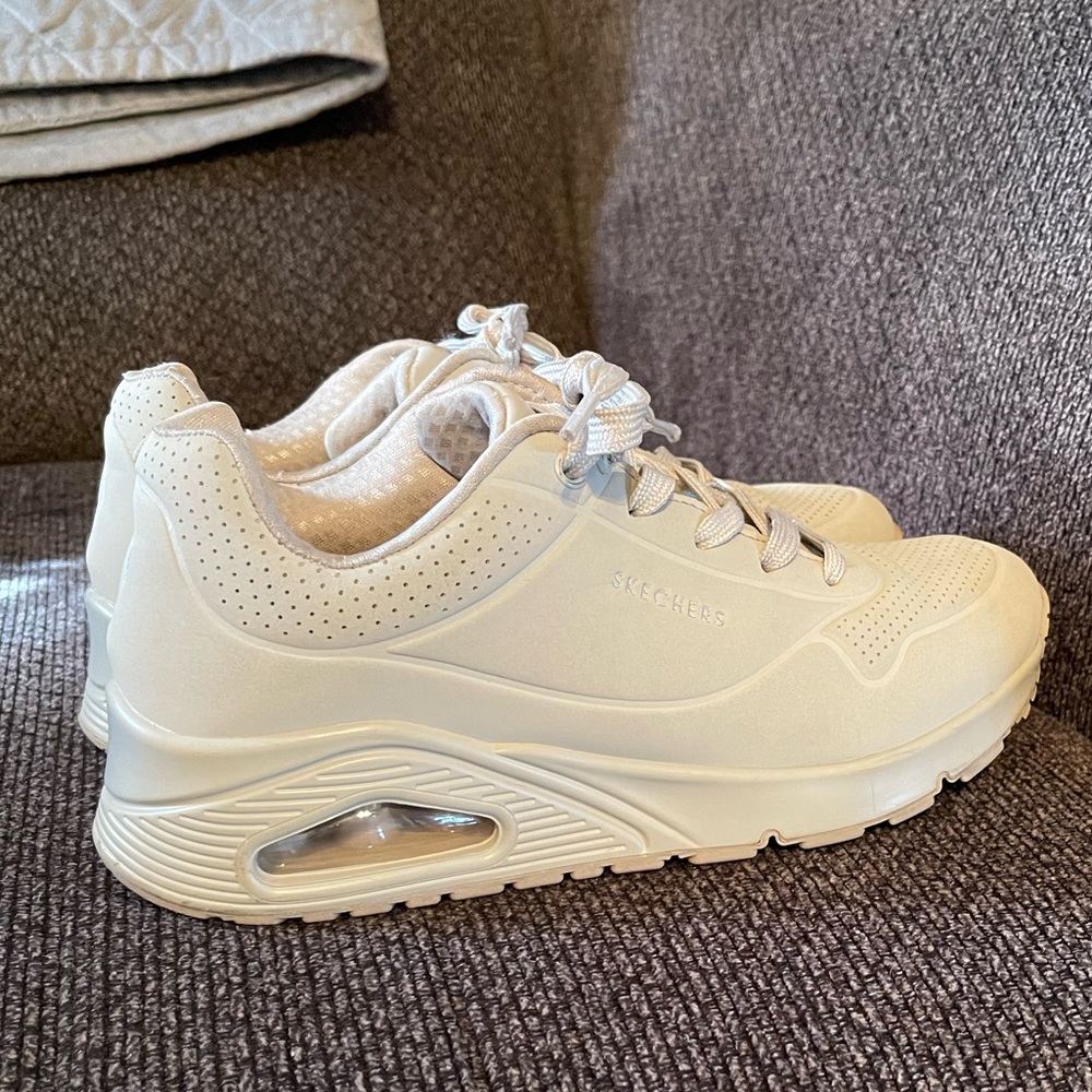 Sketchers UNO walking on air